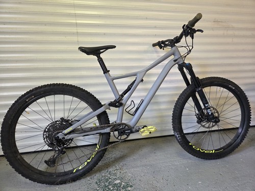 Full suspension mountain bike - full,