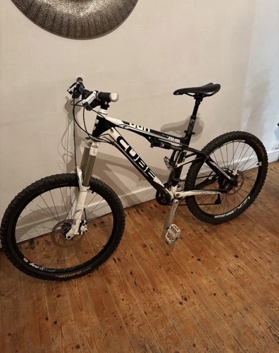 Full suspension mountain bike - full,